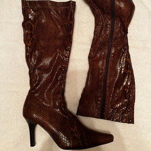 NWOT Women's snakeskin print boots